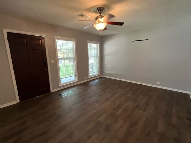 Building Photo - 3 bedroom 1 bath home walking/biking distance to campus