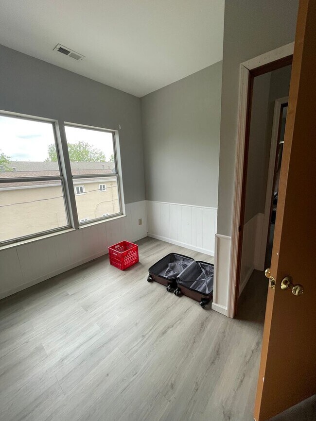 Building Photo - OSU North Campus 5 bedroom 2 bath apartment