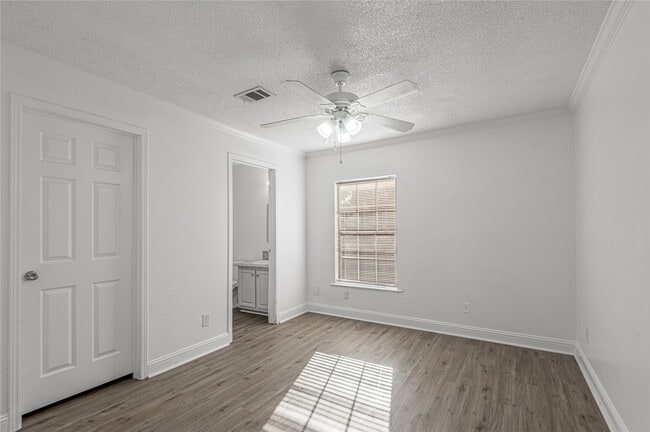 Building Photo - 121 Varsity Dr