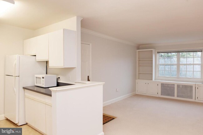 Building Photo - 1712 W Abingdon Dr