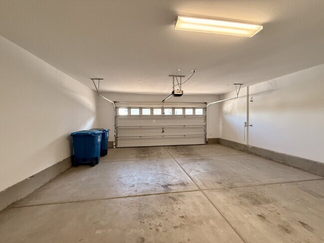 Building Photo - 3 BED 2.5 BATH 2 CAR GARAGE TOWNHOUSE W/ LOFT IN HENDERSON CADENCE COMMUNITY FEAT. COMMUNITY POOL!