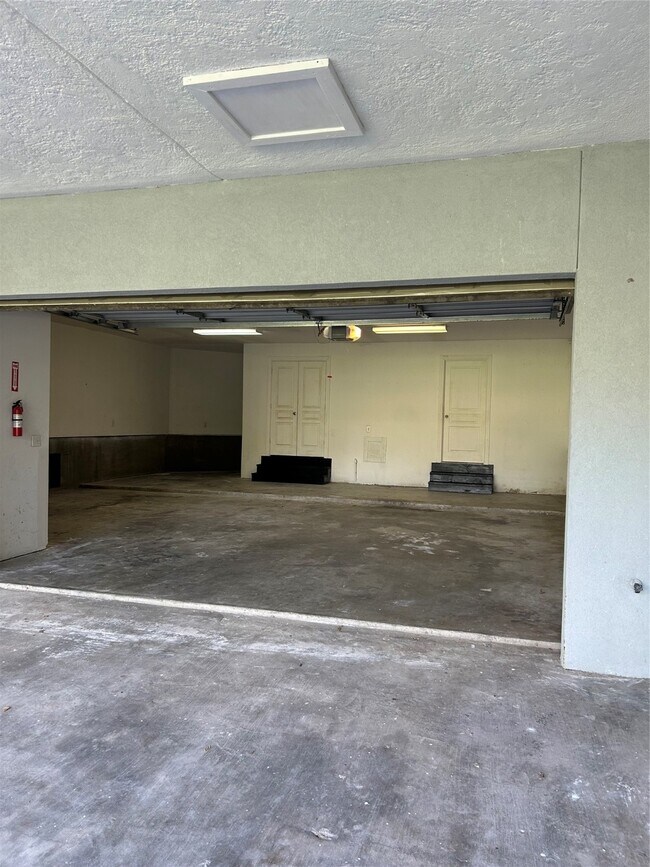 Building Photo - 807 Kipp Ave