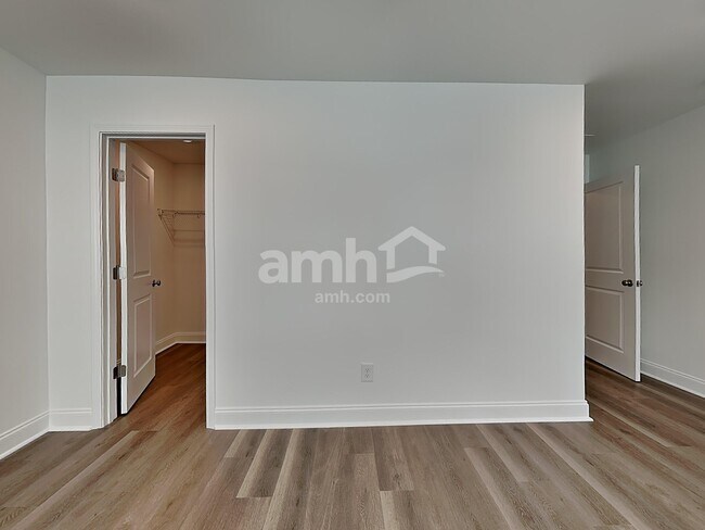 Building Photo - 551 Armstrong Curv