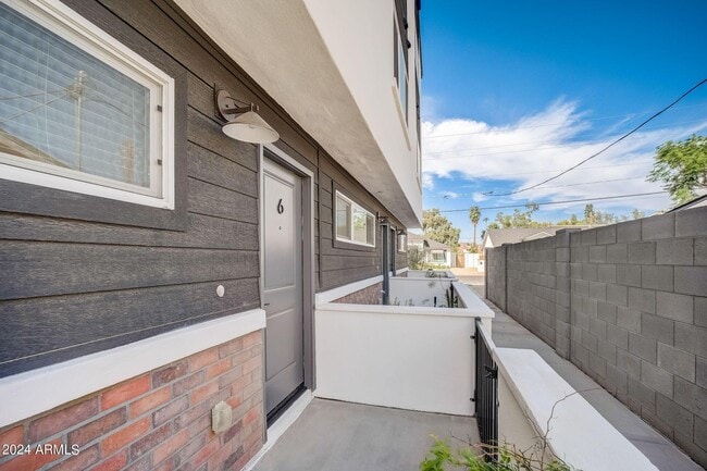 Building Photo - 3725 E Earll Dr