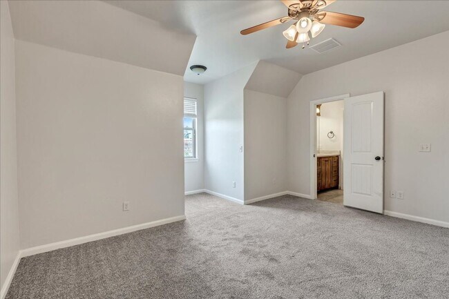 Building Photo - Gorgeous Executive Home - Open Plan - Stor...