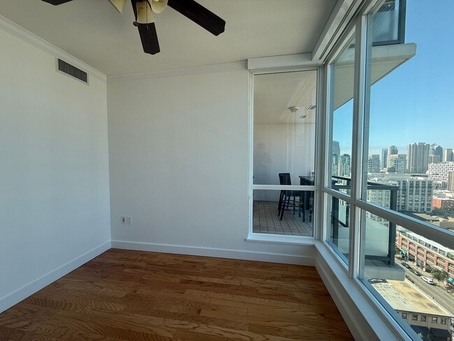 Building Photo - Upscale 2 Bed 2 Bath with Floor-to-Ceiling Windows and Stunning City Views