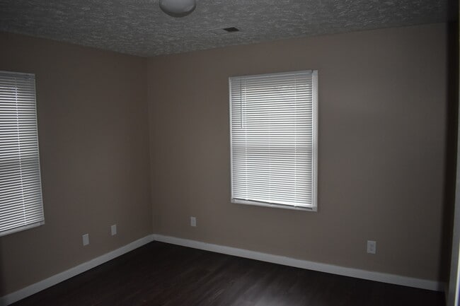 Building Photo - 2 Bedroom duplex