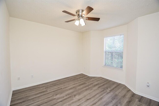 Building Photo - 8051 Bay Branch Dr