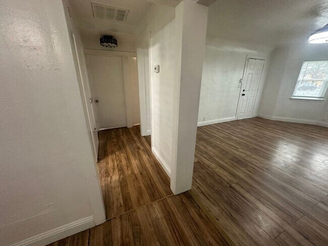 Building Photo - 301 Ainsley Ave