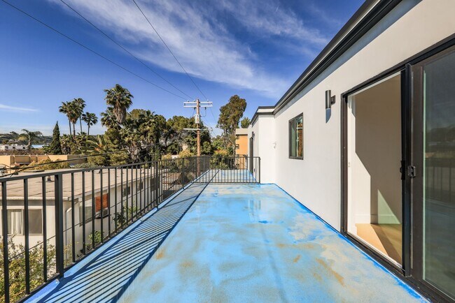 Building Photo - 1237 N Orange Dr