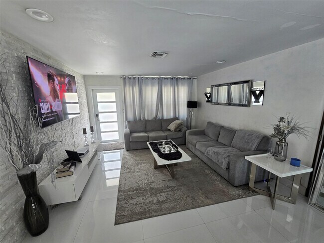 Building Photo - 2340 NE 8th Ave