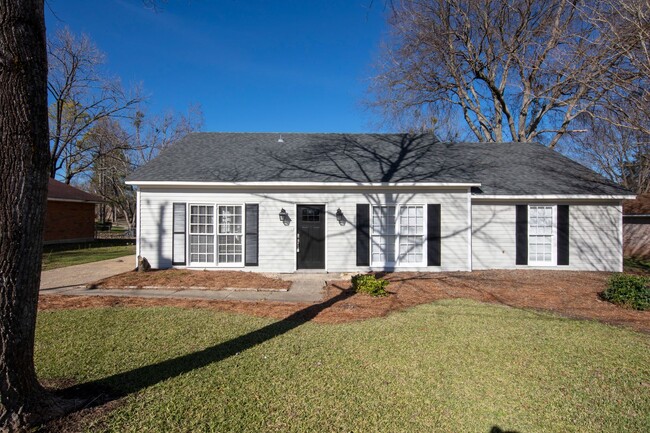 Building Photo - ** 4 bed 2 bath located off Vaughn Rd ** C...