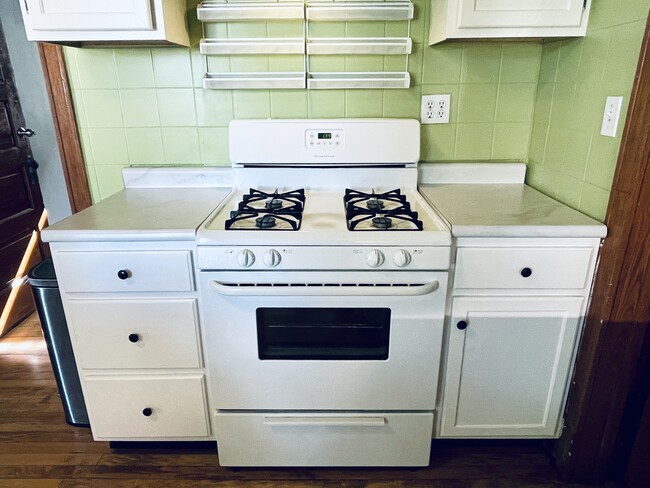 Gas stove - 4259 N Lawndale Ave