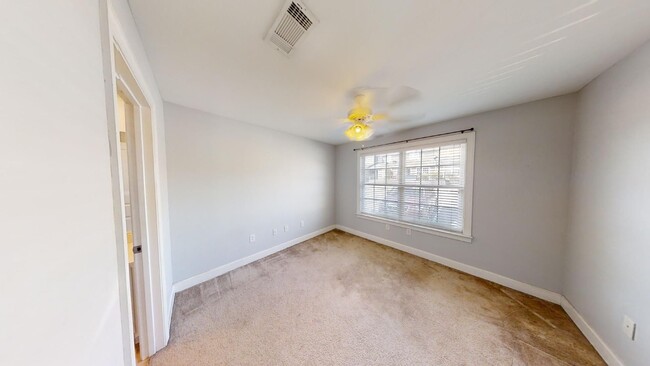 Building Photo - Madison Park Townhome