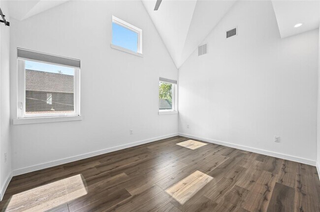 Building Photo - 2502 Southland Dr