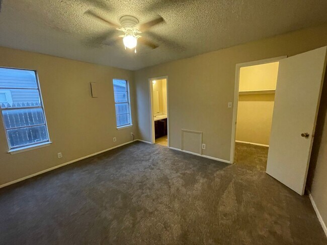 Building Photo - Family Home in Lawndale