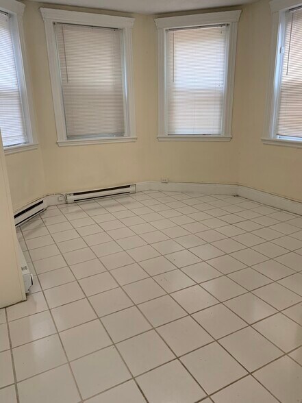 Building Photo - 376 Riverway