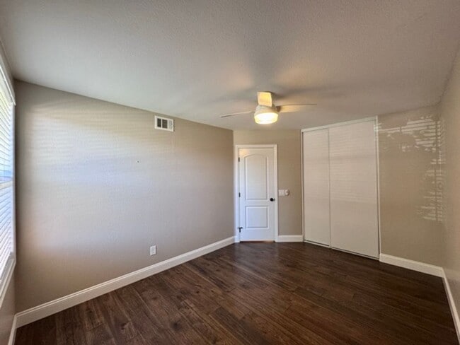 Building Photo - Available for LEASE! 3 bedroom 2 bathroom ...