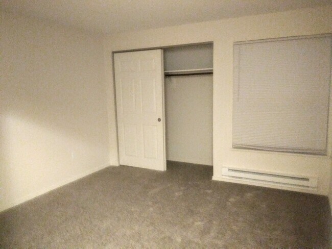 Building Photo - Large 1 bedroom with free parking