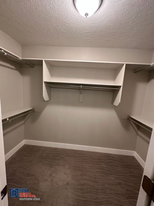 Building Photo - Legacy Townhome