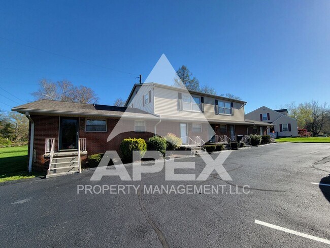 Building Photo - Spacious Top Floor 1 Bd - 1Ba Apartment in Fountain City!