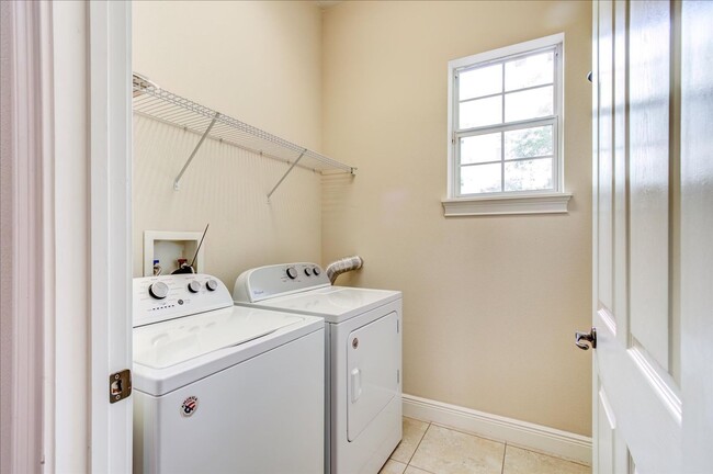 Building Photo - Prime Downtown Baldwin Park 3 BR Townhome for Rent – Unbeatable Location!