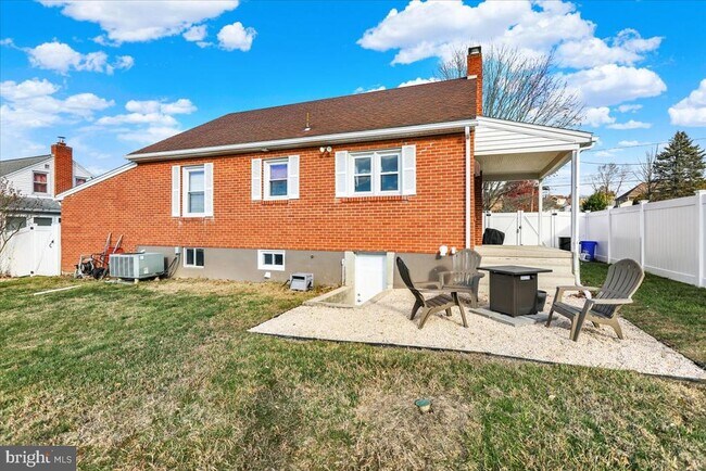 Building Photo - 88 E College Ave