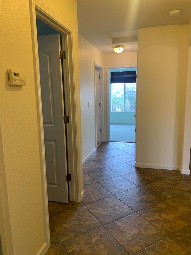 Building Photo - 3 Bedroom 2 Bath available Now