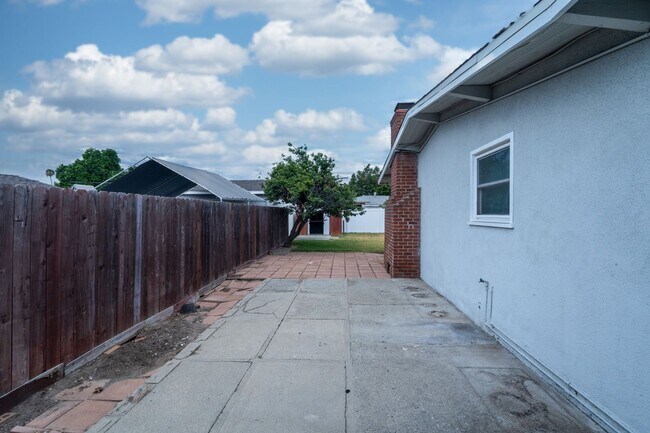 Building Photo - 2033 E Garvey Ave N