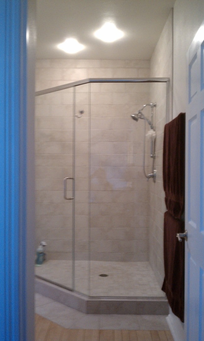 MASTER SHOWER - 1501 N Cass St