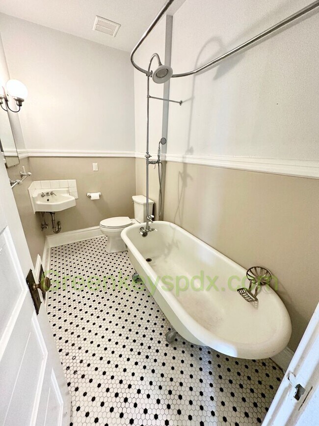 Building Photo - Huge Gorgeous 5 Bedroom 4 Bath Unit in SW ...