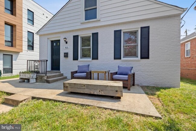 Building Photo - 913 S Oak St