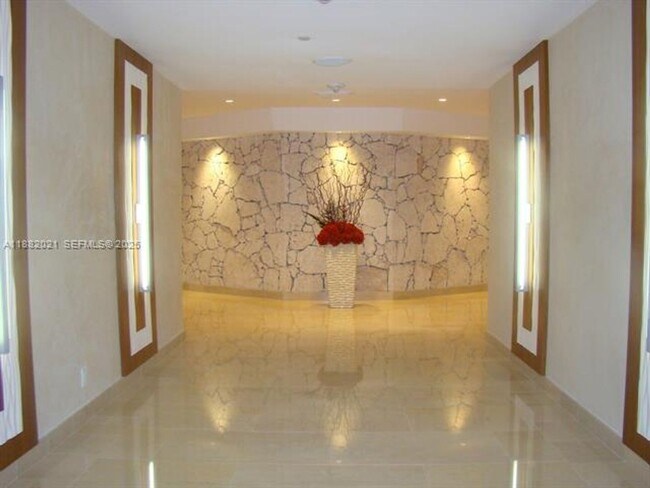 Building Photo - 1121 Crandon Blvd