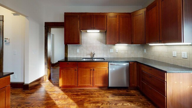 Building Photo - Updated Single Family Home close to U of M...