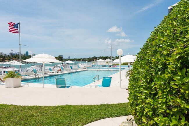 Building Photo - 900 Bay Dr