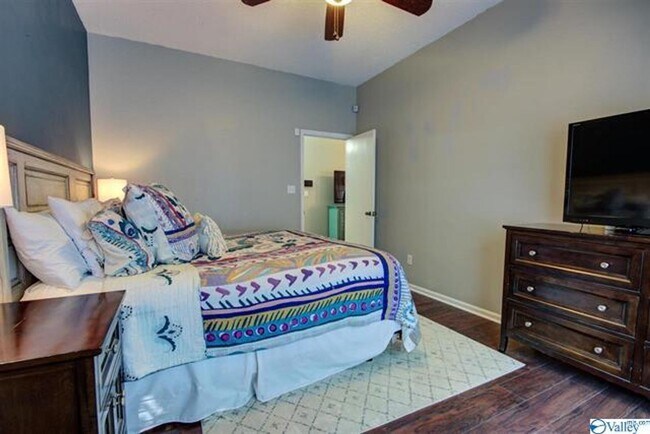 Building Photo - THREE BEDROOM/TWO BATH SPACIOUS RANCH - GR...