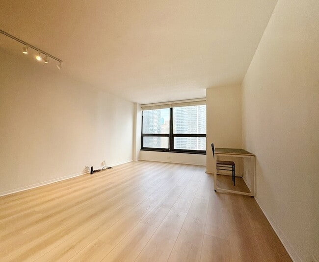 Building Photo - 360 E Randolph St