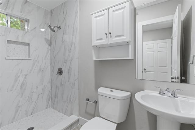 Building Photo - 2204 Dunloe Ave