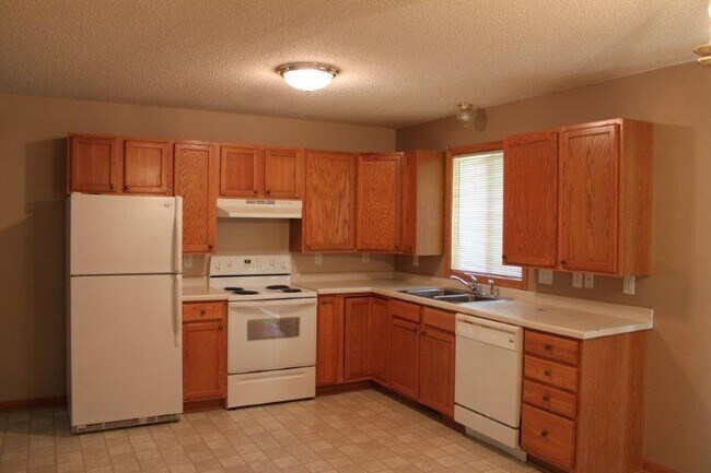 Building Photo - 3 Bedrooms, 1 Bathroom Single Family Home on End in Brainerd, MN w/2 car attached garage