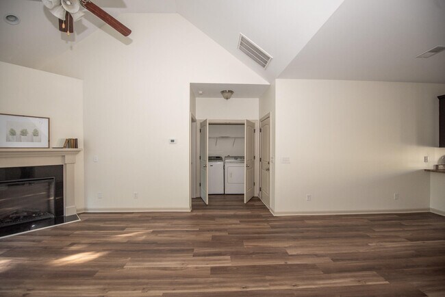 Building Photo - 915 Erika Ln