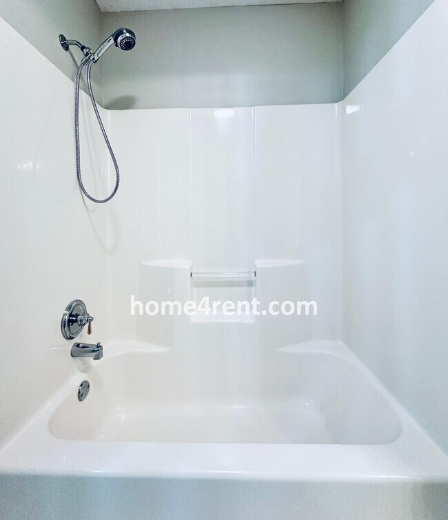 Building Photo - Elegant Cul-de-Sac Retreat with 5th Bedroo...