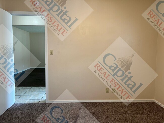 Building Photo - Charming 3 Bedroom