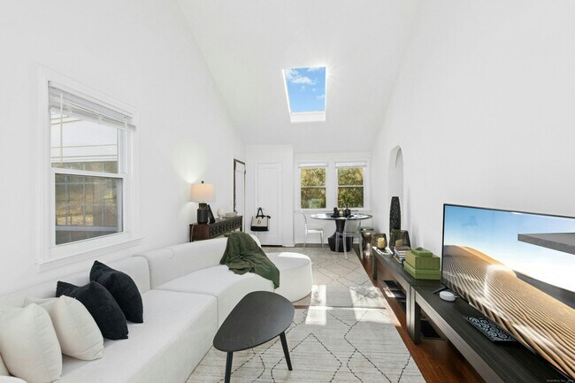 Building Photo - 2 Cross Hwy