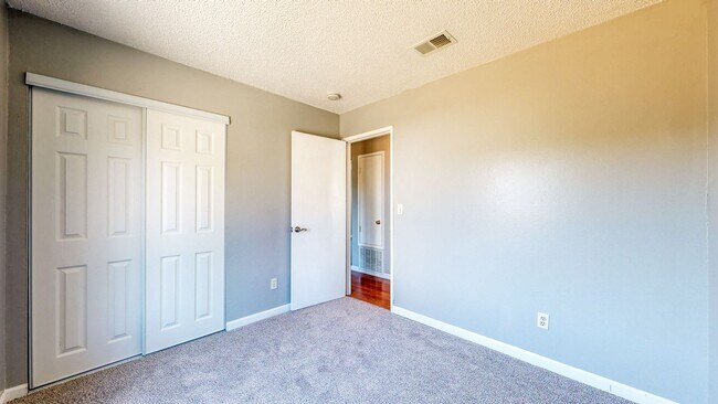 Building Photo - 8690 Lords Manor Way