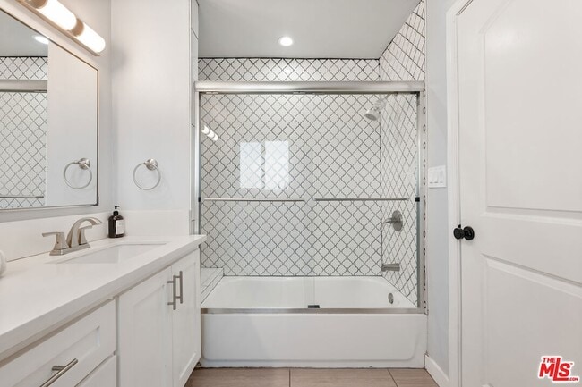 Building Photo - 1231 W 49th St