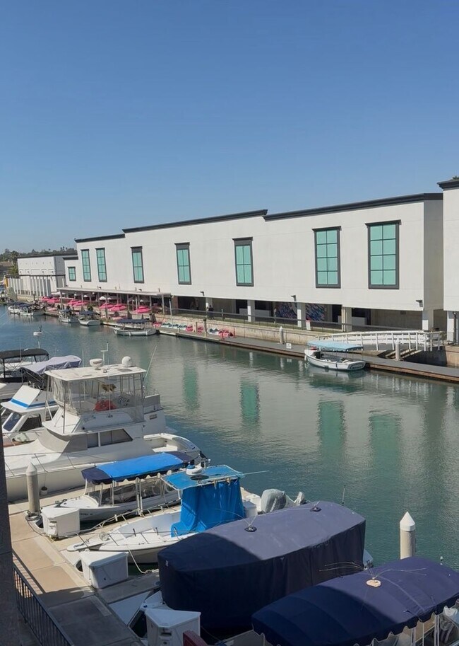Building Photo - 7334 Marina Pacifica Dr N