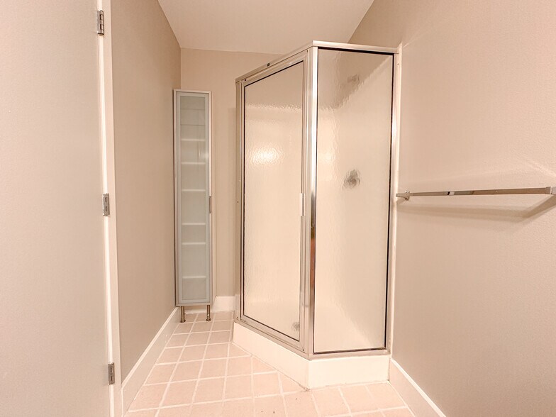Bedroom 2 - Bath - 200 Main St