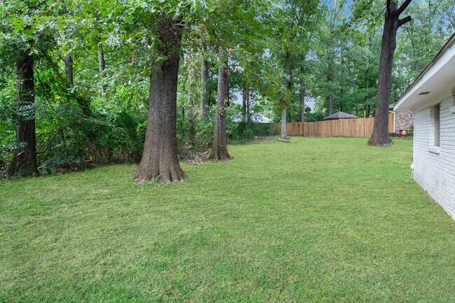 Building Photo - 1027 Tanglewood Dr
