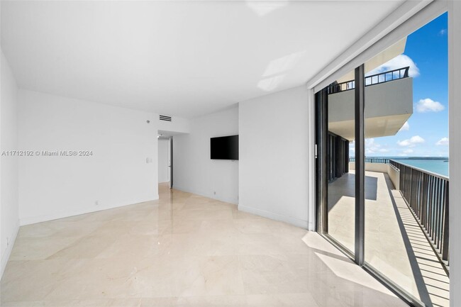 Building Photo - 520 Brickell Key Dr