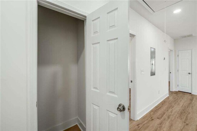Building Photo - 936 Byron Dr SW